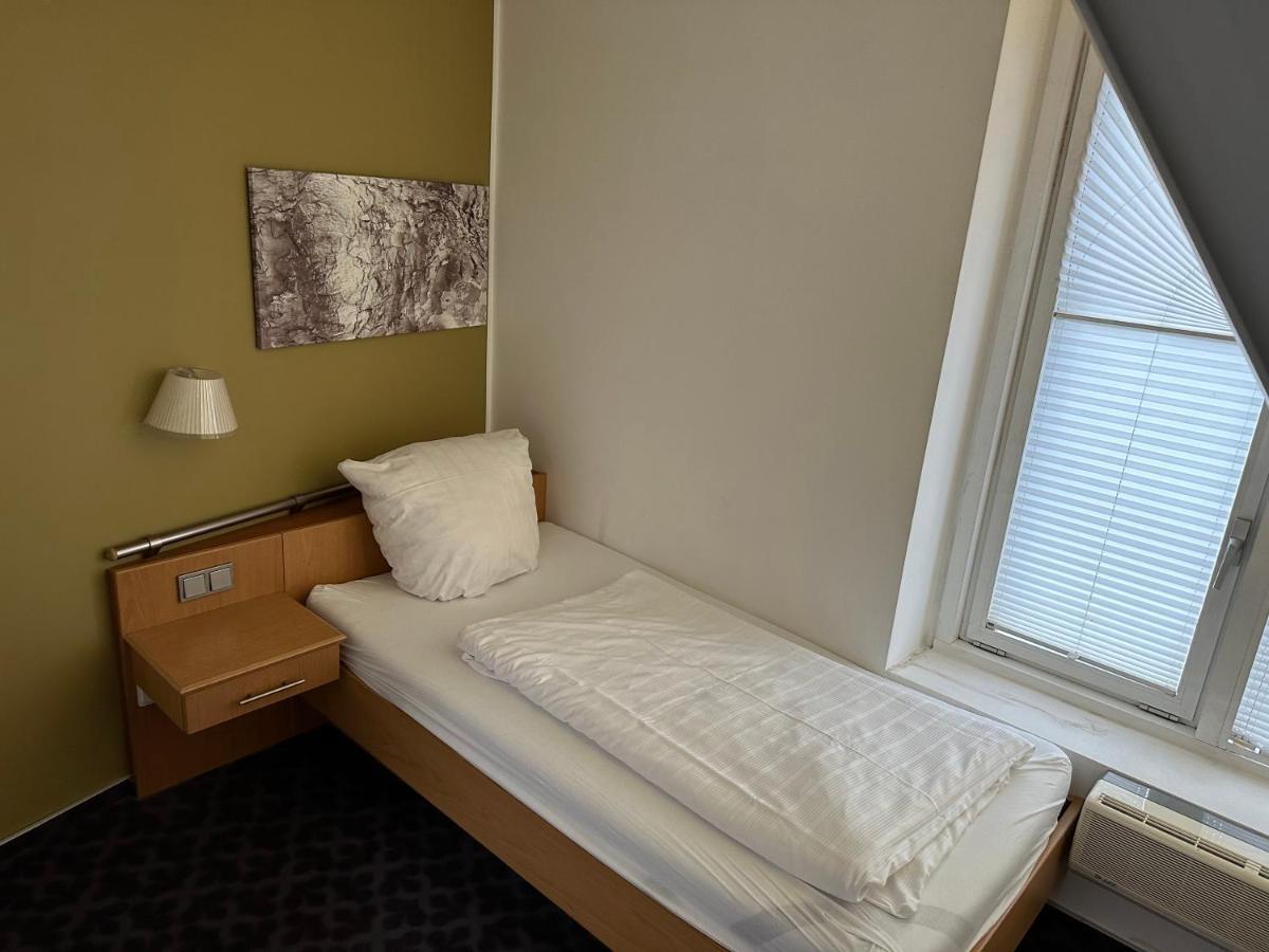 Hotel Burg Kerpen Illingen  Экстерьер фото